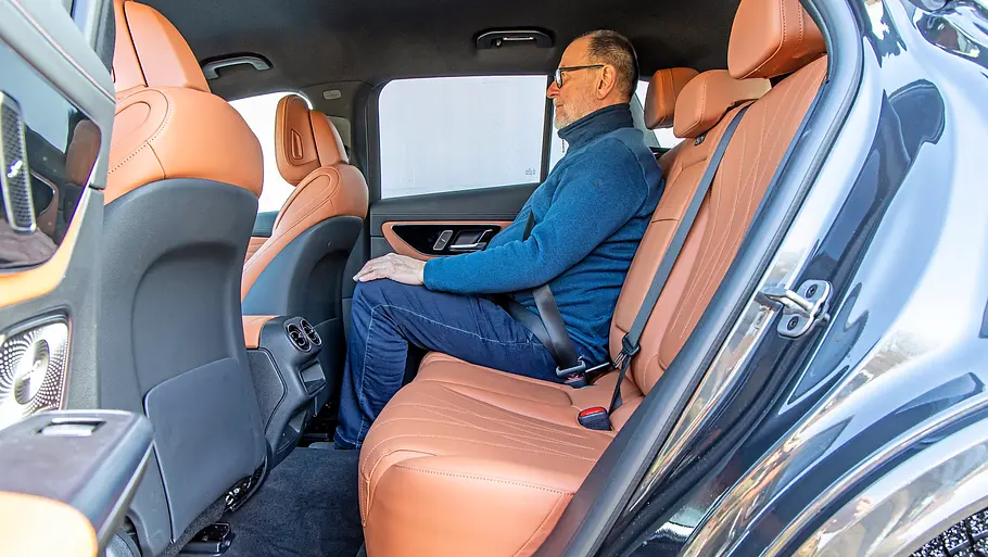 Blick auf die Rückbank des Mercedes GLC 450 d 4Matic, auf der eine Person sitzt.