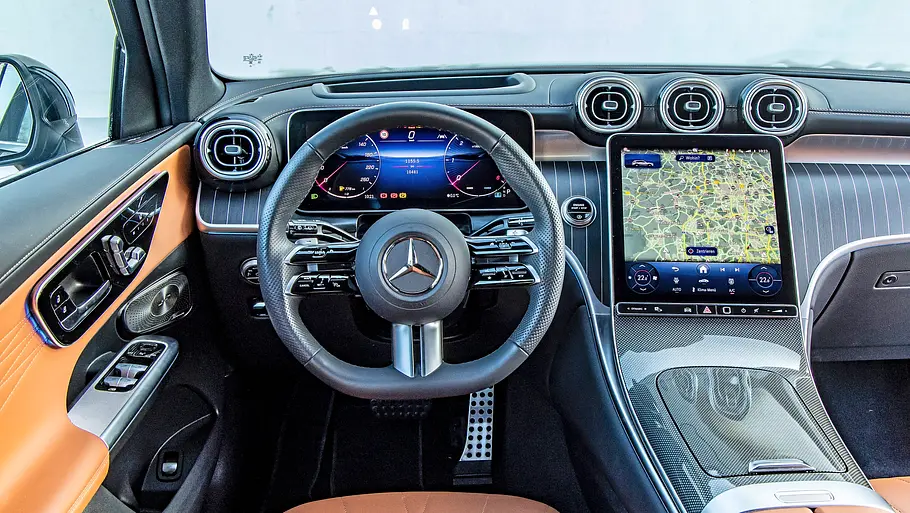 Blick auf das Cockpit des Mercedes GLC 450 d 4Matic.