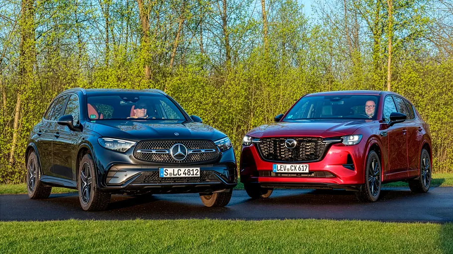 Mercedes GLC 450 d 4Matic und Mazda CX-60 e-Skyactiv D 254 AWD statisch von schräg vorne.