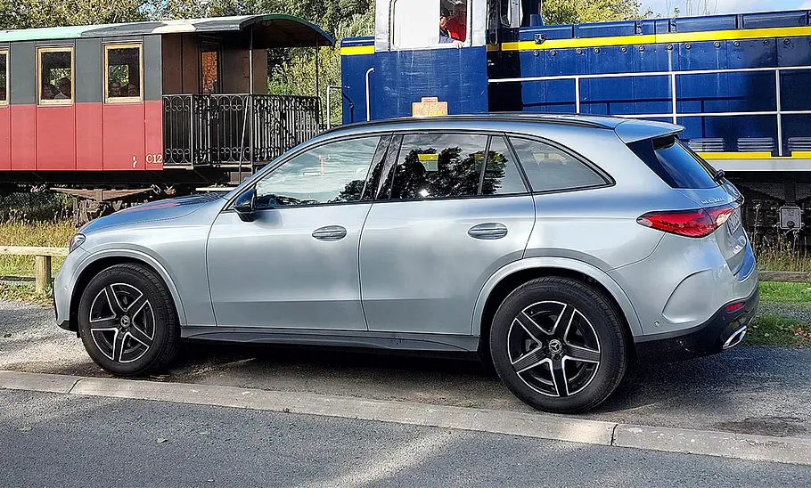 Mercedes GLC 300 d 4Matic Der Mercedes GLC 300 d 4Matic parkt am Straßenrand, von der linken Seite fotografiert.