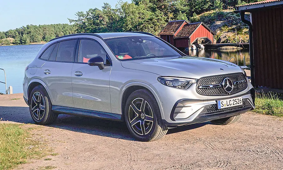 Mercedes GLC 300 d 4Matic Der Mercedes GLC 300 d 4Matic steht an einem Seeufer, von vorne rechts fotografiert.