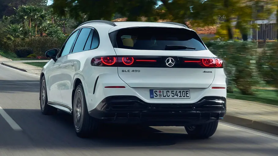 Mercedes GLC EQ Der Mercedes GLC EQ fahrend von schräg hinten links.