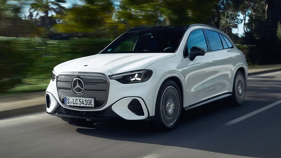 Mercedes GLC EQ Der Mercedes GLC EQ fahrend von schräg vorne links.