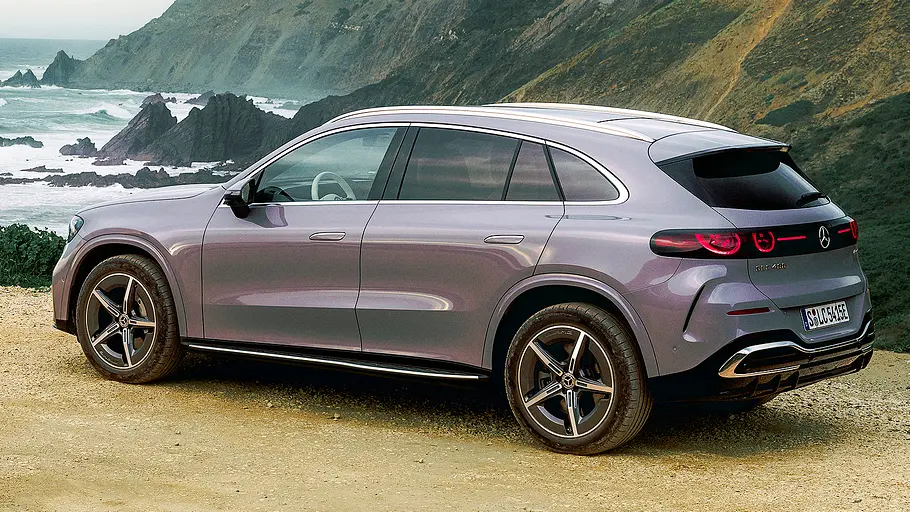 Mercedes GLC EQ (2026) Blick von schräg hinten auf den Mercedes GLC EQ (2026).