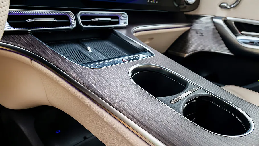 Mercedes GLC EQ (2026) Detailansicht auf die Mittelkonsole im Innenraum des Mercedes GLC EQ (2026).