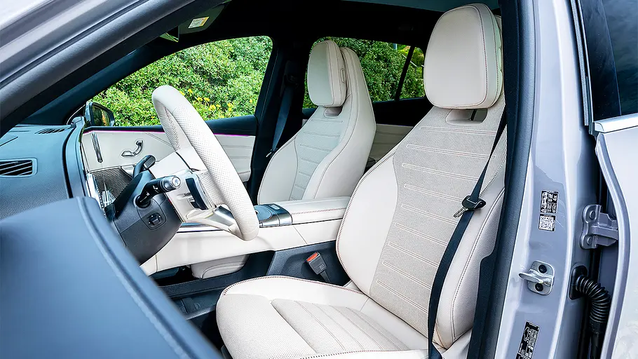 Mercedes GLC EQ (2026) Blick auf die Vordersitze im Innenraum des Mercedes GLC EQ (2026).