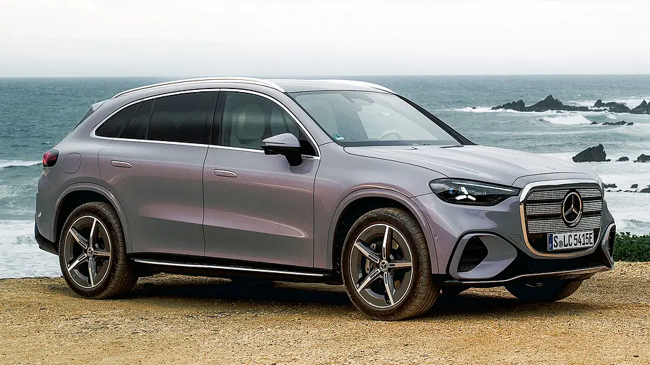 Mercedes GLC EQ (2026) Blick von schräg vorne auf den Mercedes GLC EQ (2026).