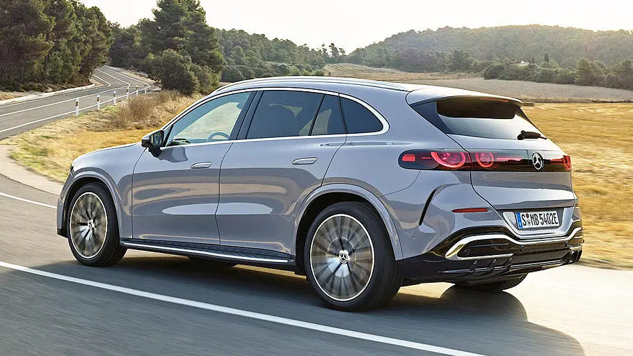 Mercedes GLC EQ Der Mercedes-AMG GLC EQ (2026) fahrend in der Seitenansicht.