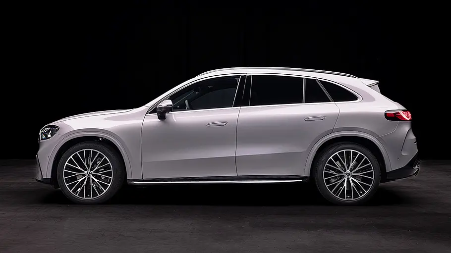 Mercedes GLC EQ Der Mercedes-AMG GLC EQ (2026) stehend in dunkler Studioumgebung in der Seitenansicht.