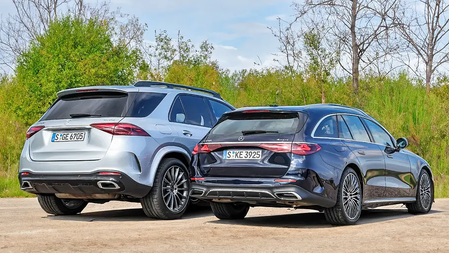 Blick von schräg hinten auf den Mercedes GLC und Mercedes E-Klasse T-Modell.