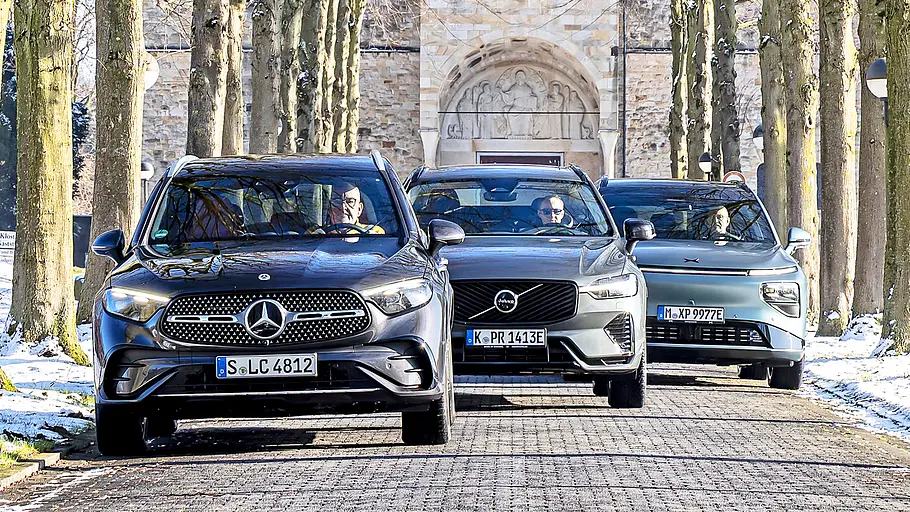Blick von vorne auf die drei fahrenden Mittelklasse-SUV Mercedes GLC, Volvo XC60 und Xpeng G9.
