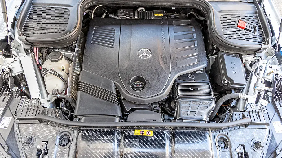 Blick auf den Motor des Mercedes GLE.