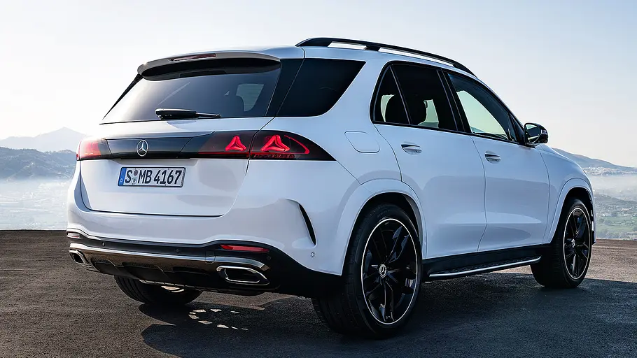 Mercedes GLE Facelift (2026) Blick von schräg hinten auf das Mercedes GLE Facelift (2026).