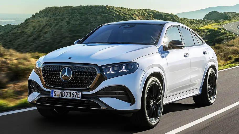 Mercedes GLE Facelift (2026) Blick von schräg vorne auf das fahrende Mercedes GLE Coupé Facelift (2026).