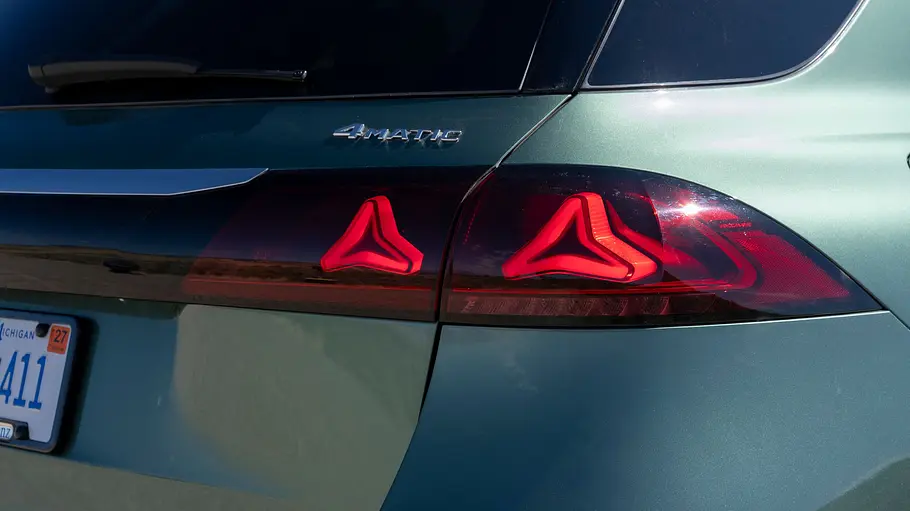 Mercedes GLE 580 4Matic Modellpflege Fahrbericht Das Heck des Mercedes GLE zeigt im Detail rote Rückleuchten mit sternförmigen Leuchtelementen und einen 4MATIC-Schriftzug.