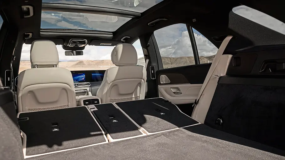 Mercedes GLE 580 4Matic Modellpflege Fahrbericht Der Blick vom Kofferraum zeigt umgeklappte Rücksitze, eine große Ladefläche, helle Vordersitze und ein Panoramaglasdach.