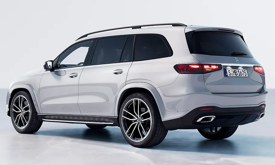 Mercedes GLS Facelift (2023) Der Mercedes GLS Facelift (2023) stehend in der Heckansicht.