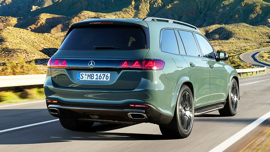 Mercedes GLS Facelift (2026) Blick von schräg hinten auf das fahrende Mercedes GLS Facelift (2026).