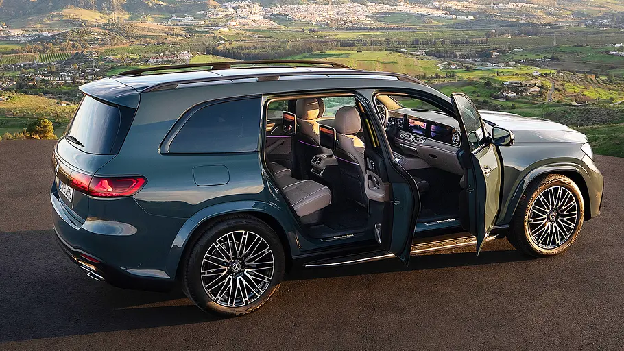 Mercedes GLS Facelift (2026) Blick von der Seite auf das Mercedes GLS Facelift (2026) mit geöffneten Türen.