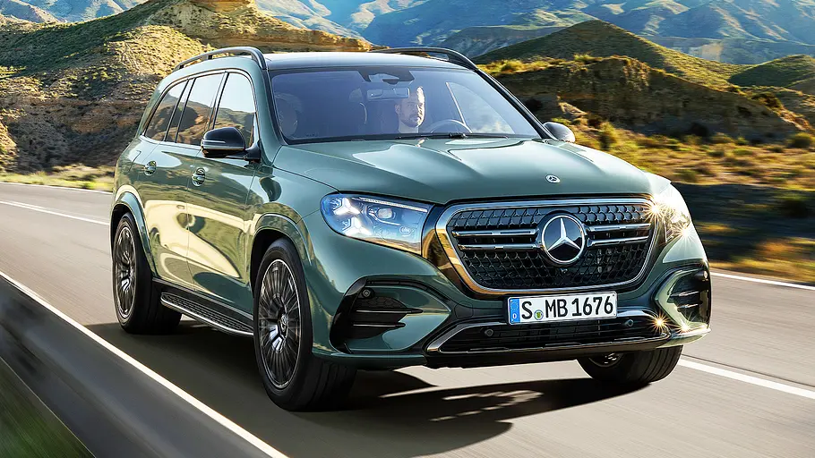 Mercedes GLS Facelift (2026) Blick von schräg vorne auf das fahrende Mercedes GLS Facelift (2026).