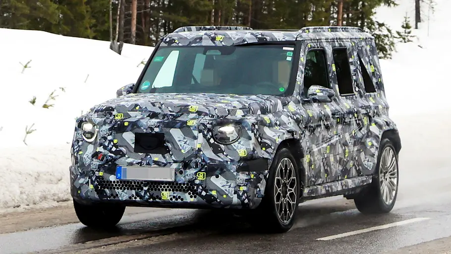 Mercedes kleine G-Klasse Erlkönig Der Erlkönig der Mercedes kleine G-Klasse fahrend von schräg vorne links. Im Hintergrund liegt Schnee.