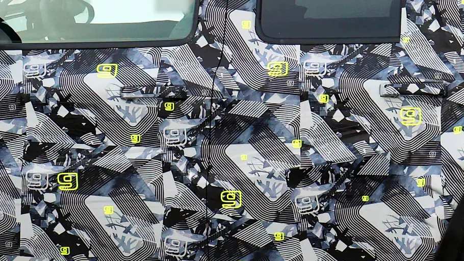 Mercedes kleine G-Klasse Erlkönig Die Folierung des Erlkönig der Mercedes kleine G-Klasse im Detail.