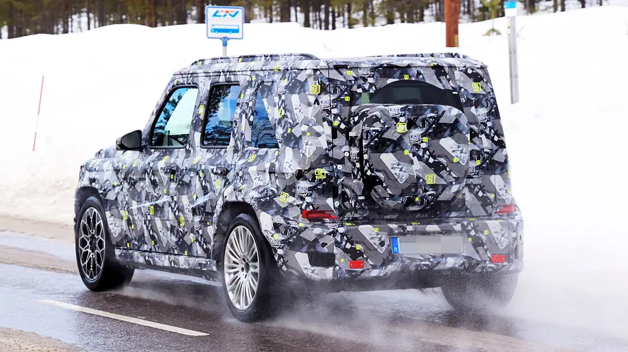 Mercedes kleine G-Klasse Erlkönig Der Erlkönig der Mercedes kleine G-Klasse fahrend von schräg hinten links. Im Hintergrund liegt Schnee.
