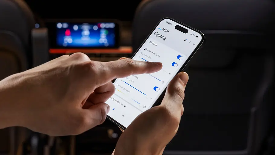 Mercedes Marco Polo Eine Person bedient eine mit dem Mercedes Marco Polo verknüpfte Smartphone-App. Im Bild wird die Beleuchtung gesteuert.