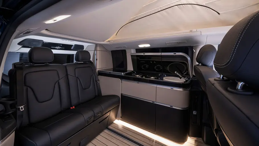 Mercedes Marco Polo Der Wohnraum des Mercedes Marco Polo durch die geöffnete Schiebetüre fotografiert.