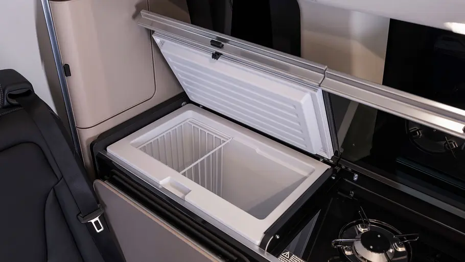 Mercedes Marco Polo Der geöffnete Kühlschrank im Wohnraum des Mercedes Marco Polo im Detail.