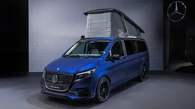 Der Mercedes Marco Polo statisch von schräg vorne links im Studio mit geöffnetem Aufstelldach. - Foto: Mercedes