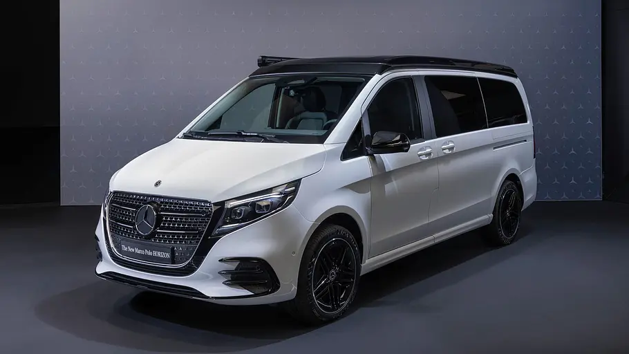 Mercedes Marco Polo Horizon Der Mercedes Marco Polo Horizon statisch von schräg vorne links im Studio mit geschlossenem Aufstelldach.