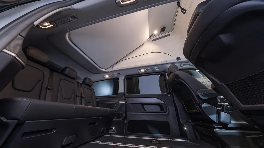 Mercedes Marco Polo Horizon Der Innenraum des Mercedes Marco Polo Horizon mit geöffnetem Aufstelldach durch die geöffnete Schiebetüre fotografiert.