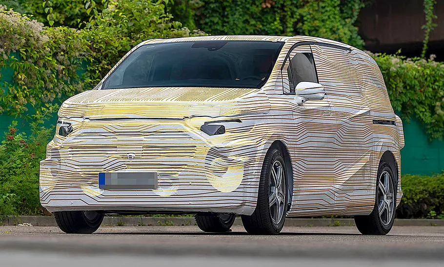 Mercedes Marco Polo (2026) Das Bild zeigt den Mercedes Van.EA Erlkönig (2024) stehend von schräg vorne links fotografiert.