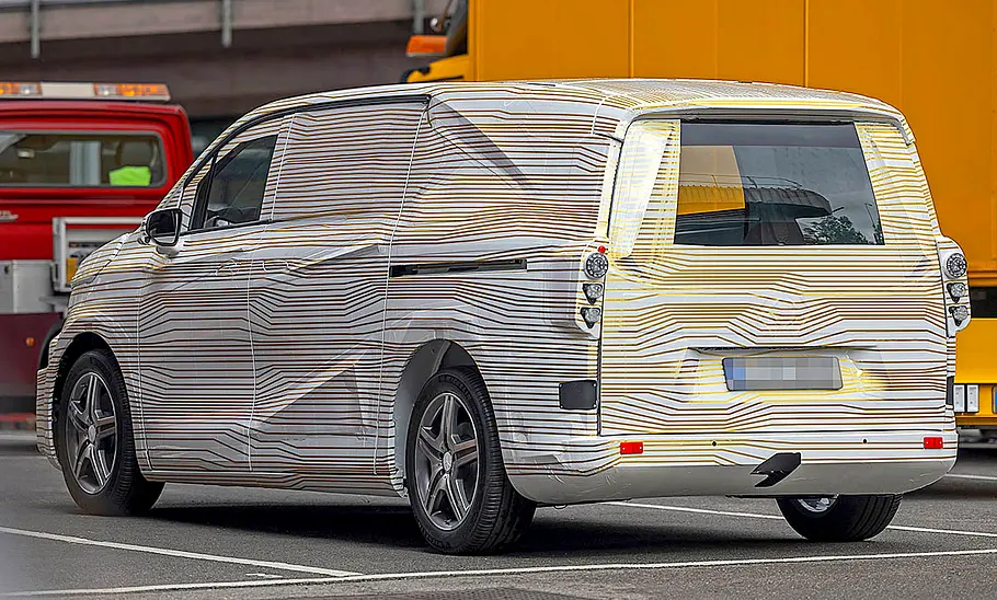 Mercedes Marco Polo (2026) Das Bild zeigt den Mercedes Van.EA Erlkönig (2024) stehend von schräg hinten links fotografiert.
