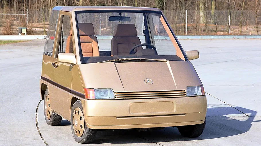Mercedes Nafa Das Mercedes Nafa stehend von vorne