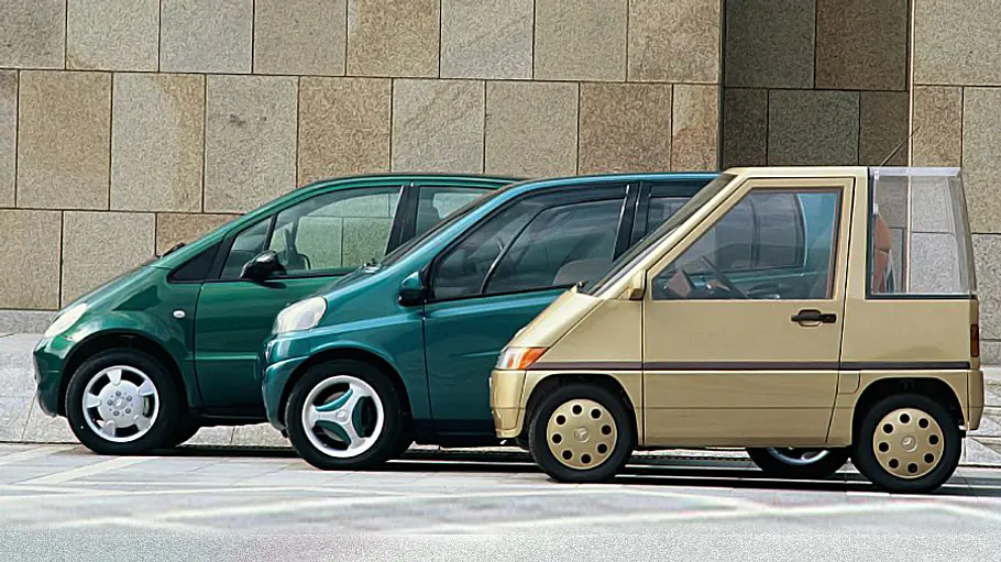 Mercedes Nafa Das Mercedes Nafa stehend vor A-Klasse-Studien