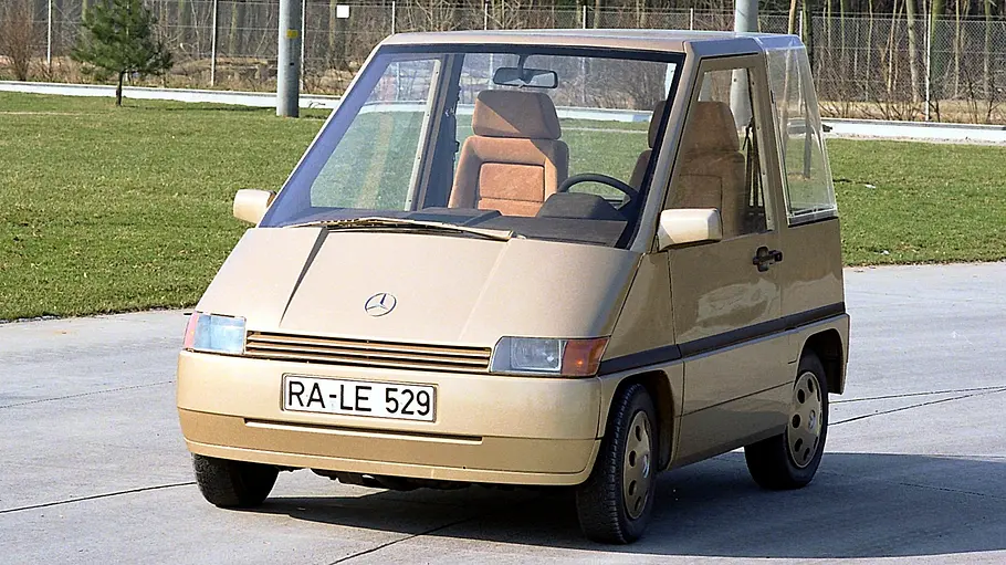 Mercedes Nafa Das Mercedes Nafa stehend von schräg vorne