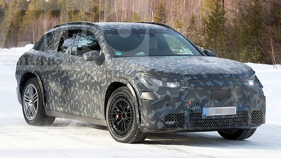 Mercedes-AMG SUV Das Mercedes-AMG SUV als Erlkönig fotografiert von schräg vorne.