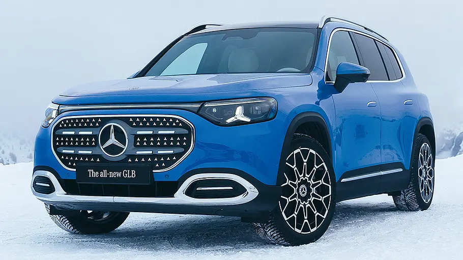 Mercedes GLB EQ Der Mercedes GLB EQ steht im Schnee, von vorne links fotografiert.