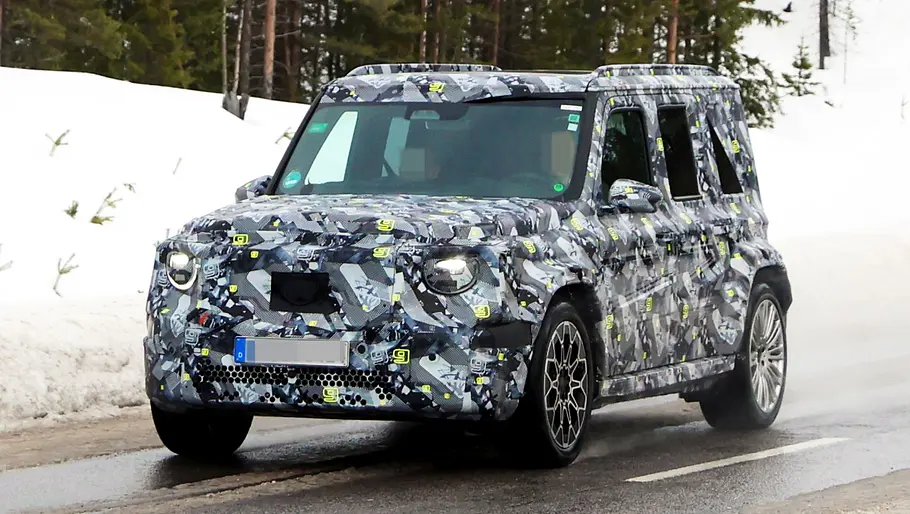 Mercedes kleine G-Klasse Erlkönig Der Erlkönig der Mercedes kleine G-Klasse fahrend von schräg vorne links. Im Hintergrund liegt Schnee.