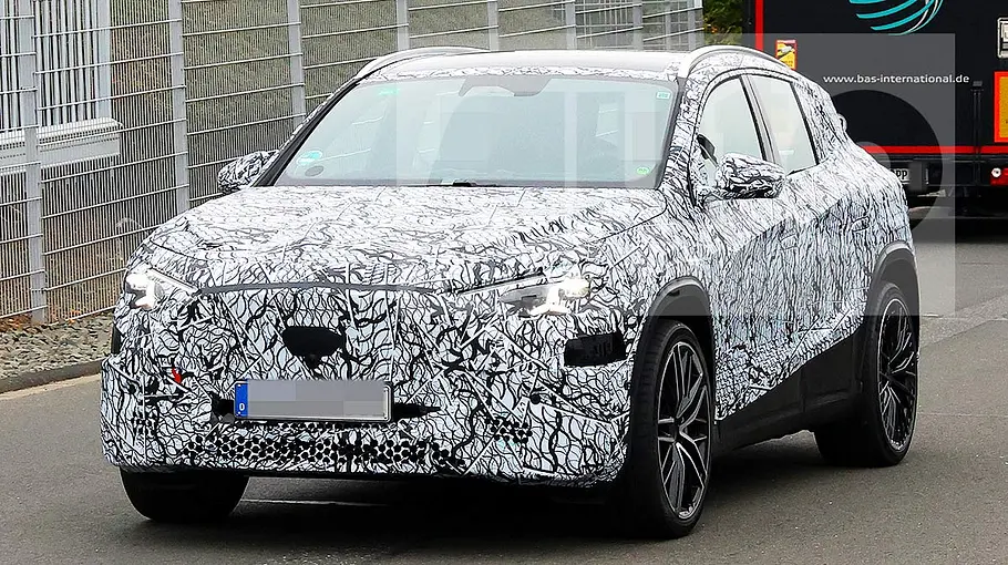 Mercedes GLA Der Mercedes GLA als Erlkönig fahrend von schräg vorne fotografiert.