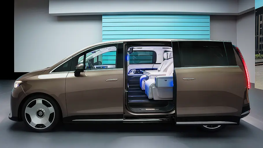 Mercedes VLE Blick von der Seite auf den Mercedes VLE (2026) mit geöffneten Seitentüren.
