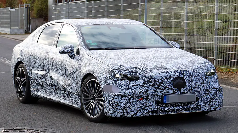 Mercedes-AMG C-Klasse EQ Der Mercedes-AMG C-Klasse EQ biegt als Erlkönig links ab, fotografiert von schräg vorne.