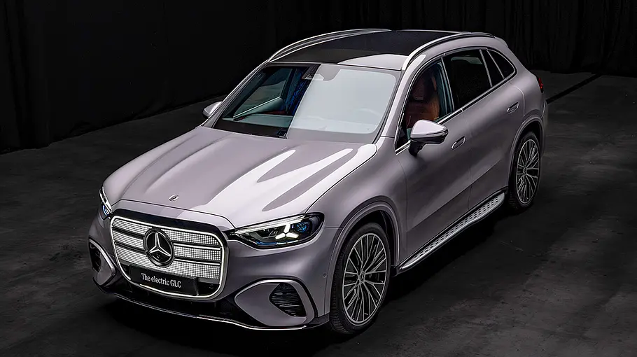 Mercedes GLC EQ Der Mercedes GLC EQ stehend fotografiert von schräg vorne, leicht oben.