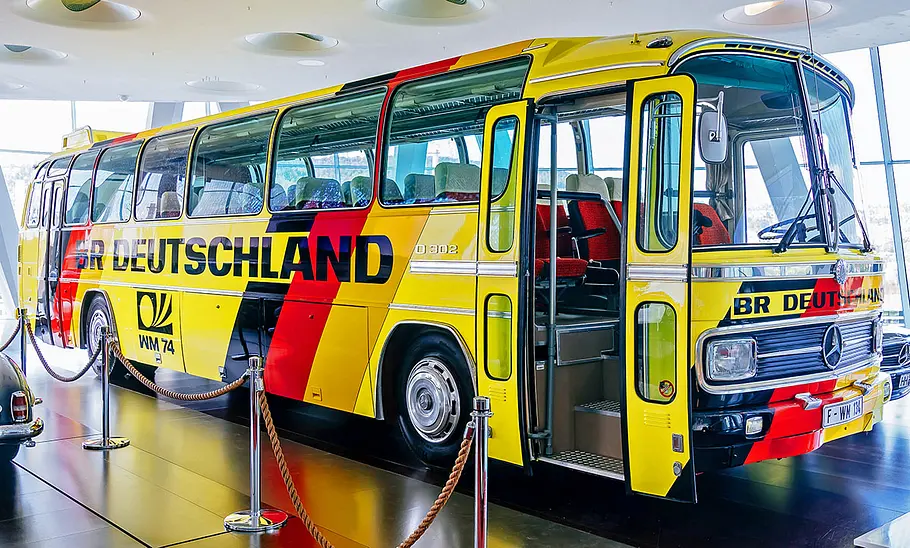 Der Mercedes O 302 stehend seitlich.