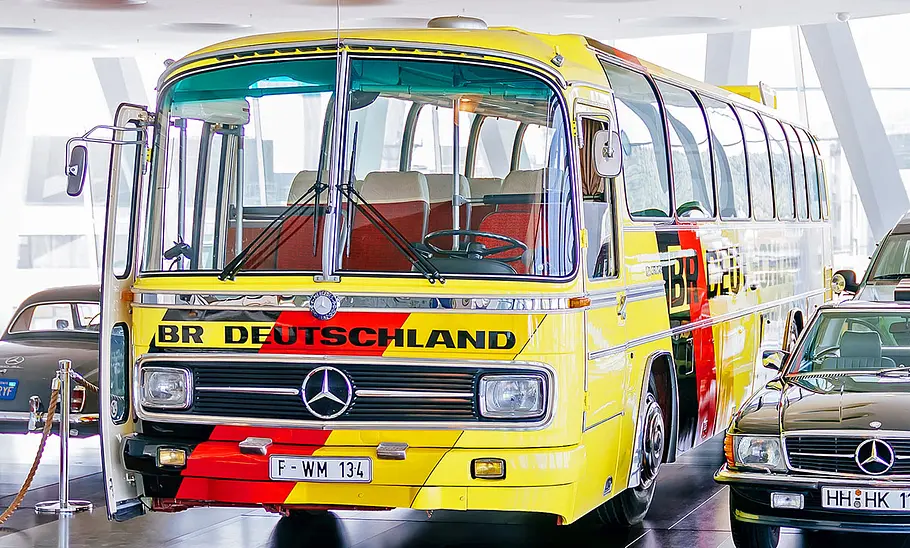 Der Mercedes O 302 stehend von schräg vorne.