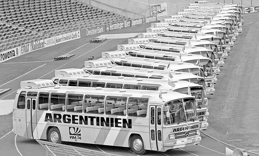 Alle Mercedes O 302 der WM 1974 stehend in Reihe.