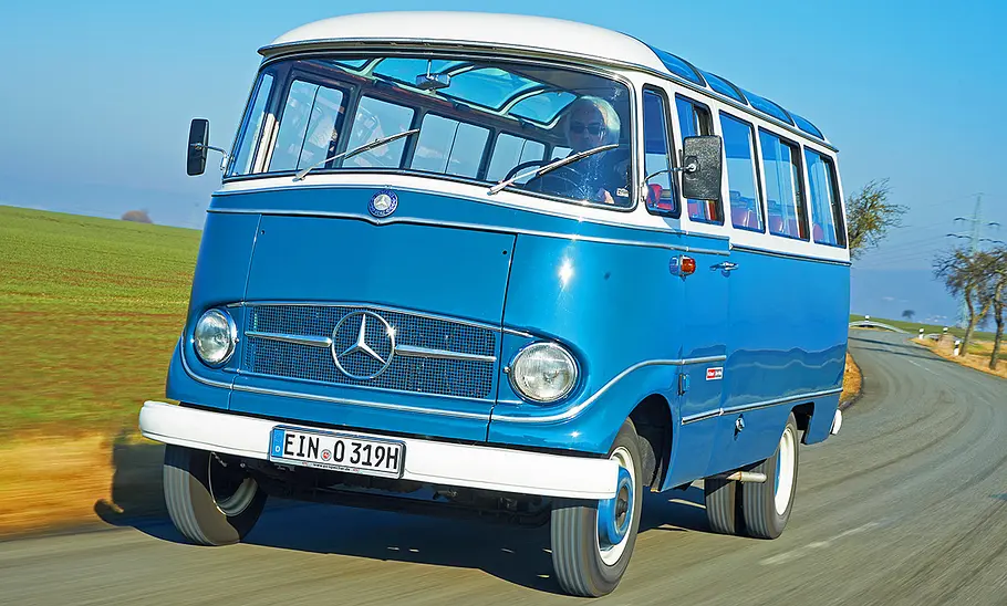 Der Mercedes O 319 D fahrend von vorne.