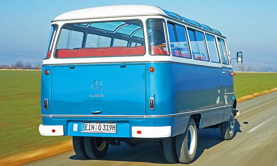 Der Mercedes O 319 D fahrend von hinten.